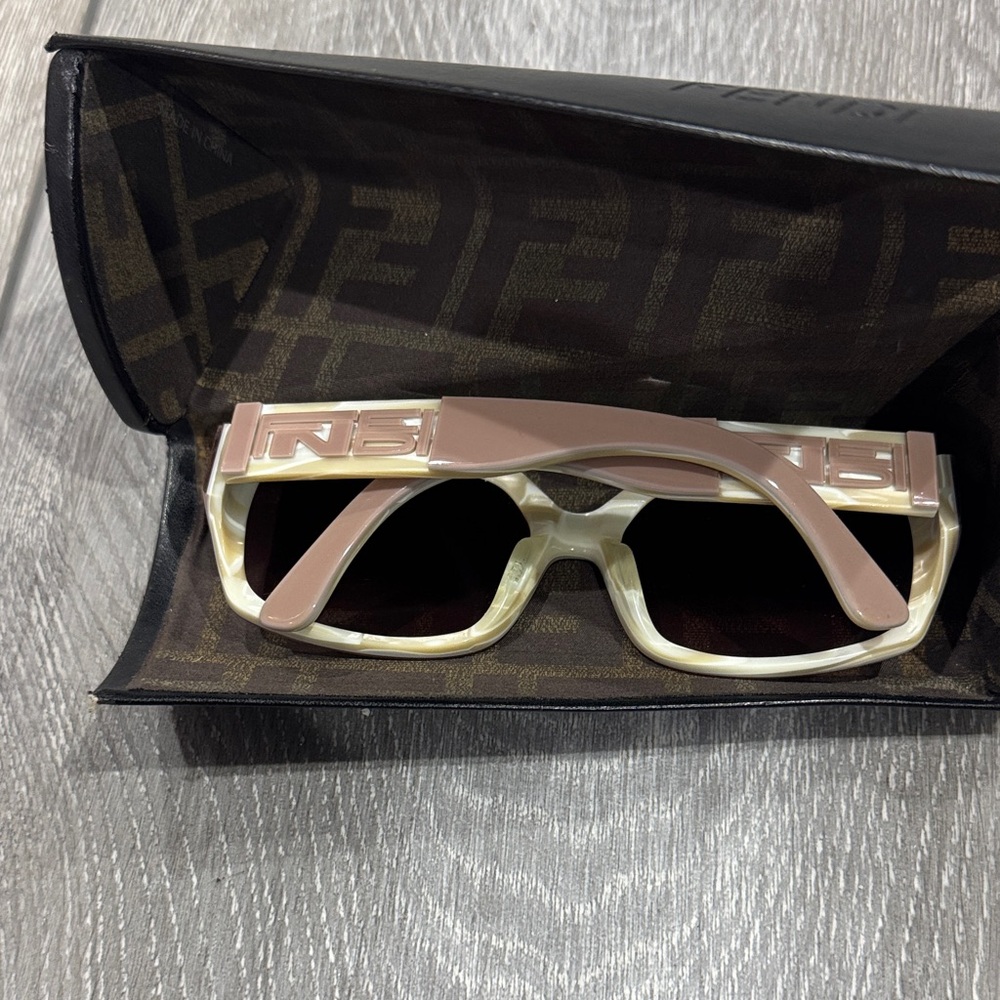 Fendi Pink Square Oversized Sunglasses - Picture 2 of 5